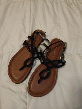 Kelly & Katie Black Strappy T-Style Sandals with Brown Footbed